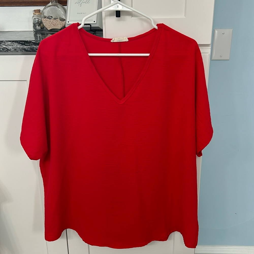Large Red V-neck Entro top fits like XL 100% Polyester Doleman flutter sleeve